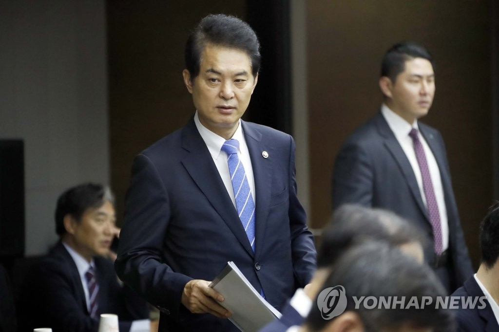 국정현안점검조정회의 참석하는 류영진 식약처장