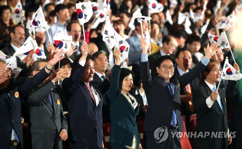 만세삼창하는 이낙연 총리
