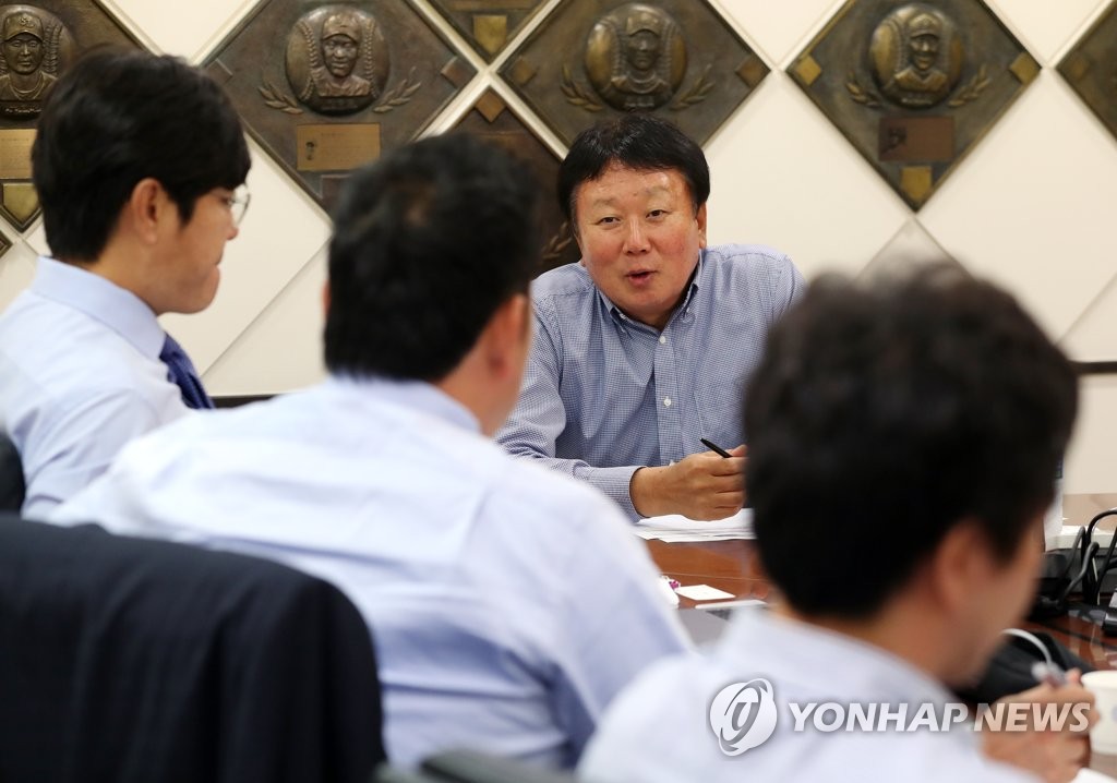 야구대표팀 엔트리 회의하는 선동열 감독