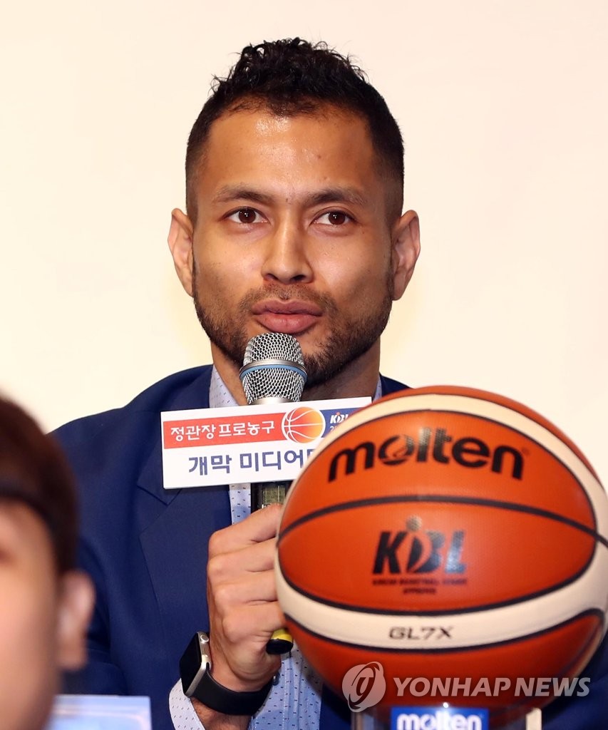 질문 답하는 KCC 전태풍