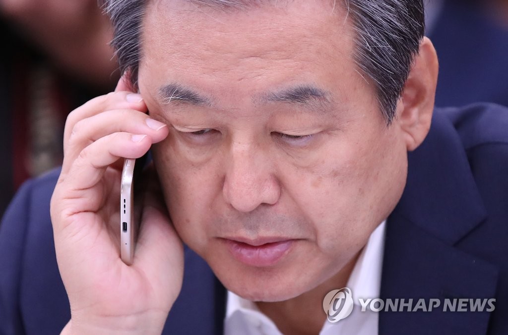 통화하는 김무성 의원