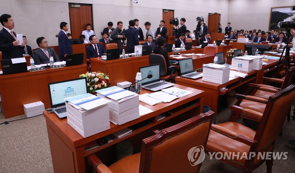 세월호 상황보고 조작 의혹 설전, 농해수위 정회