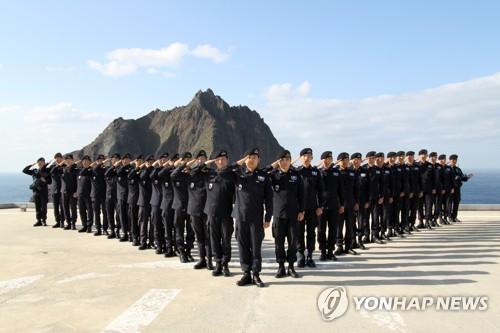 경례하는 독도경비대원