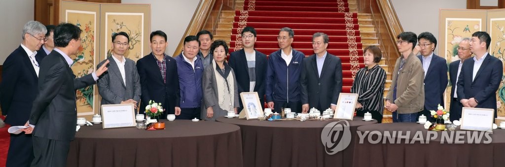 문 대통령, 청와대로 노동계 초청