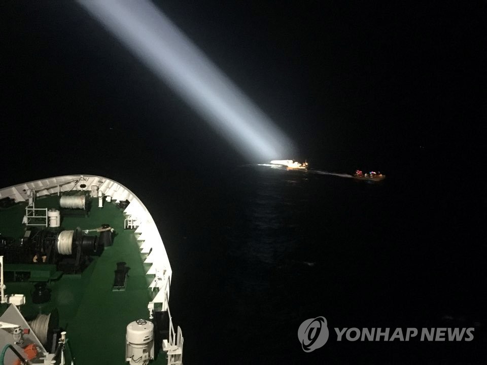 가거도 해상서 전복된 어선