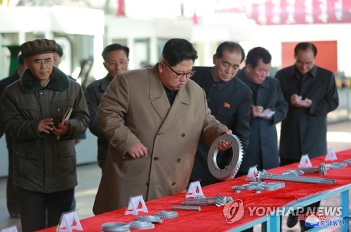김정은, 트랙터 공장 시찰