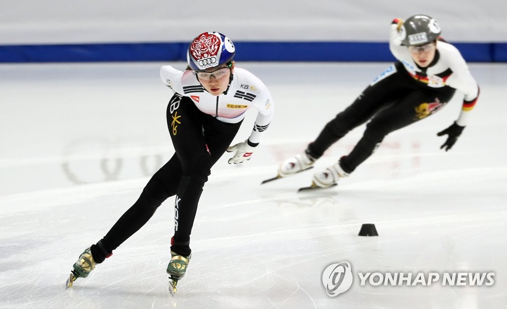 Shim Suk-hee of South Korea (L) skates to the finish line first during the women's 1,500m heats at the International Skating Union World Cup Short Track Speed Skating at Mokdong Ice Rink in Seoul on Nov. 16, 2017. (Yonhap)