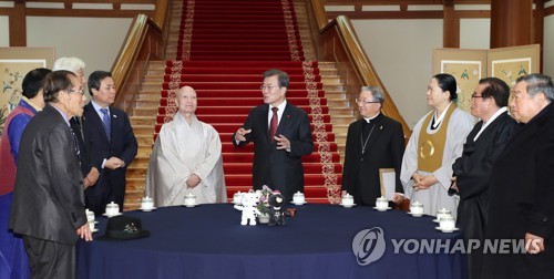 종교지도자들과 차담하는 문 대통령