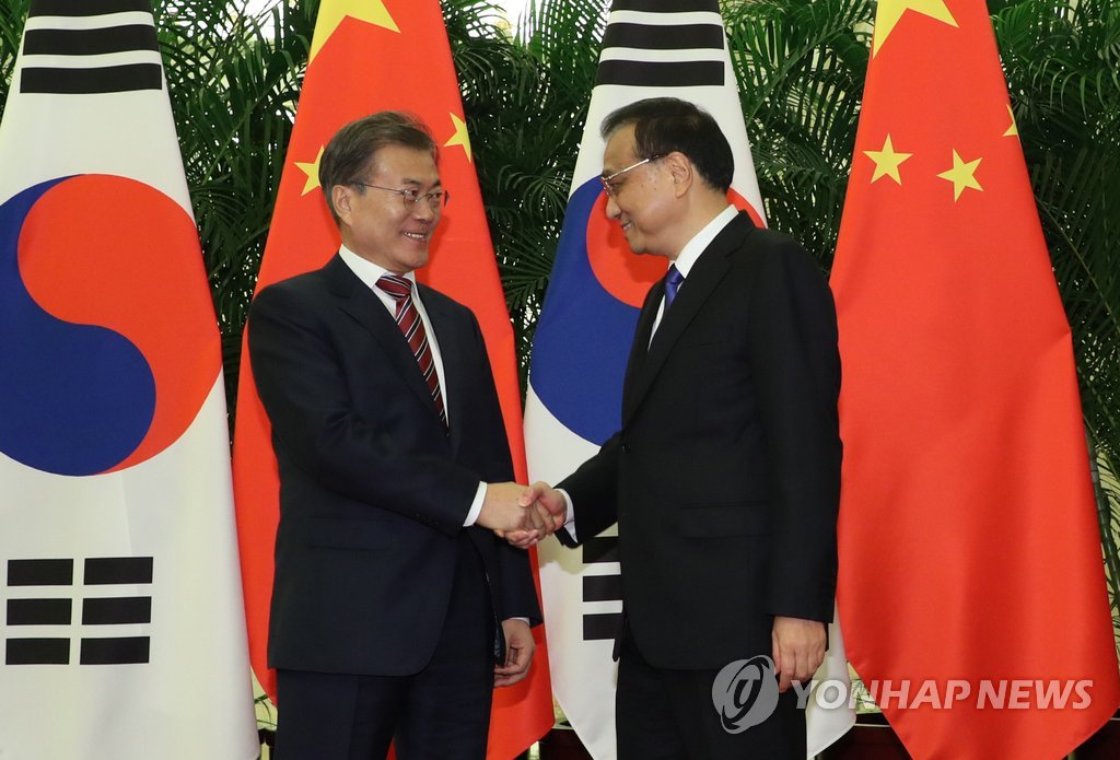 中国首相と固い握手