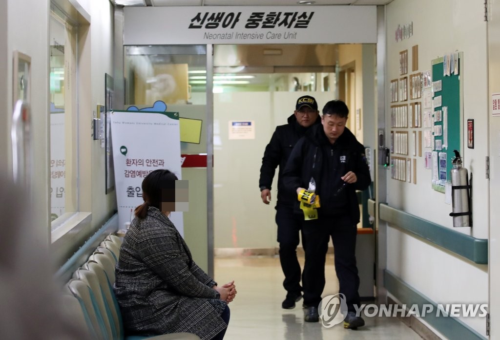 이대목동병원 신생아 중환자실 나서는 경찰