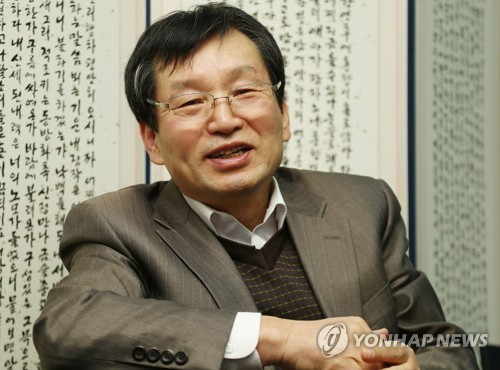 인터뷰하는 박종기 교수