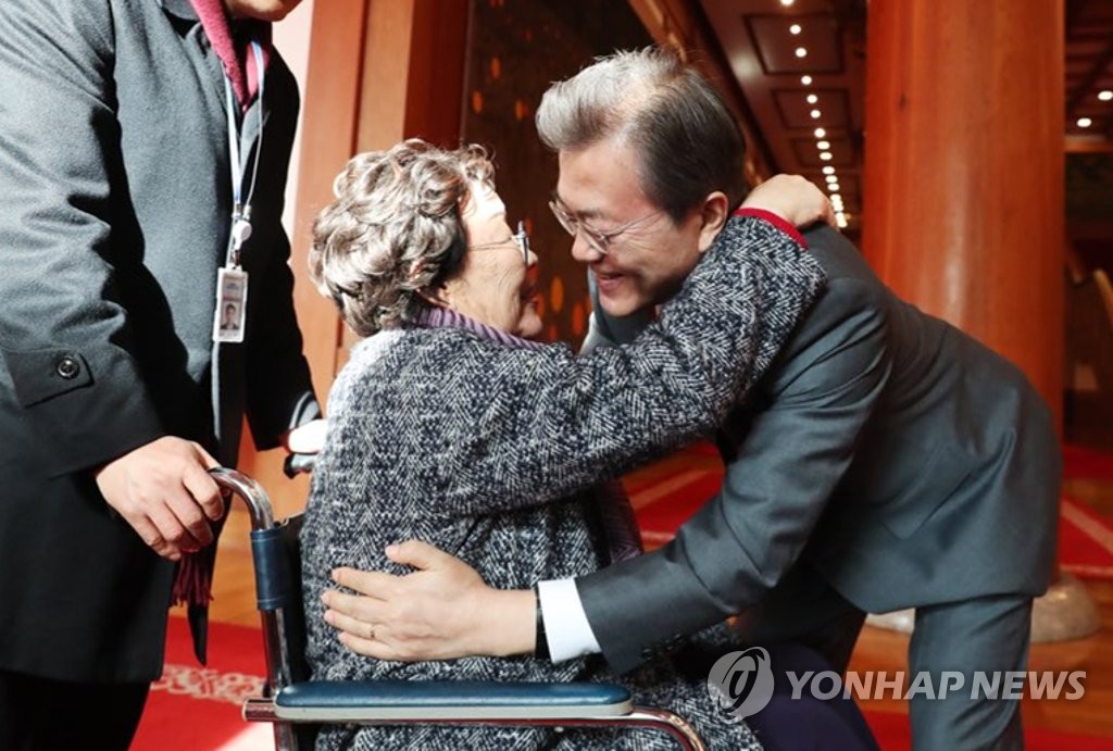 위안부 피해자 박옥선 할머니 포옹하는 문 대통령