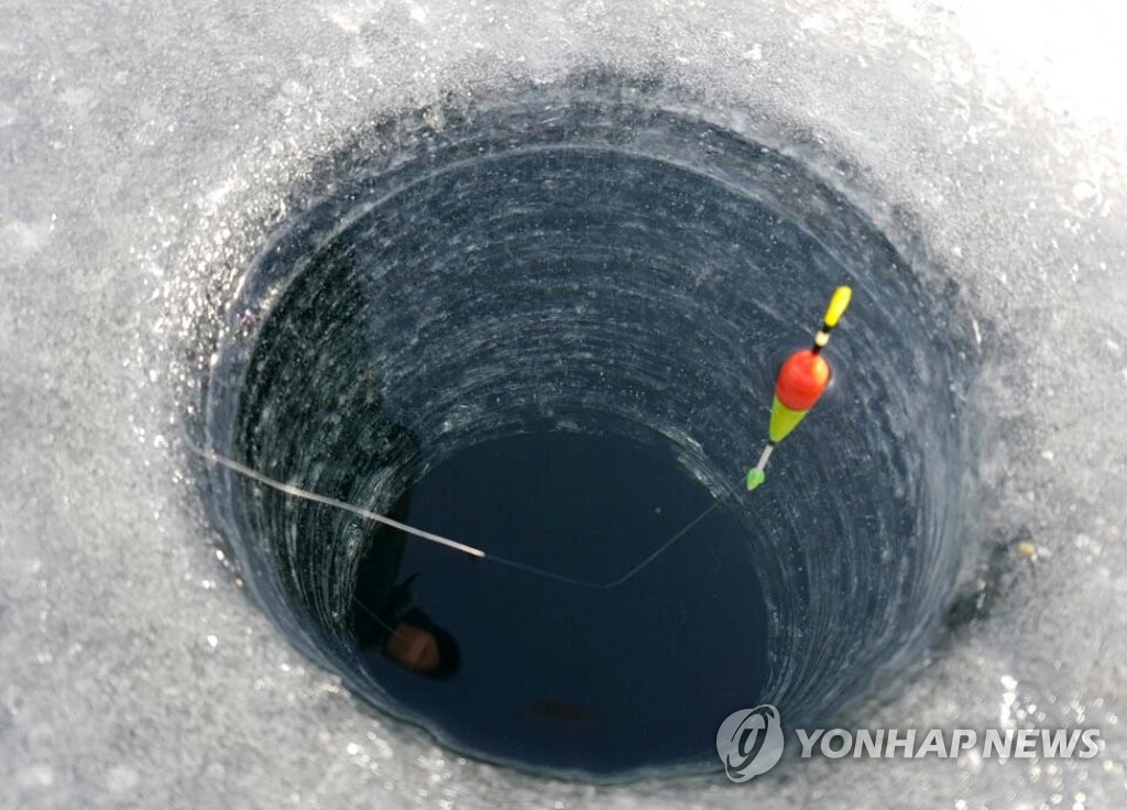 얼음 두께 30㎝…빙어축제 대박 조짐[연합뉴스 자료사진]