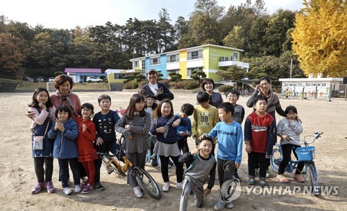 도색 기부 '키다리 아저씨' 김재식씨(맨 뒤)