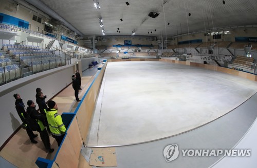 경기장 둘러보는 OBS 관계자들