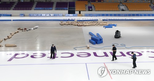 빙질 점검 중인 스피드스케이팅 경기장