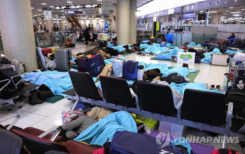 足止めされた乗客の一部は空港内で一夜を過ごした＝１２日、済州（聯合ニュース）