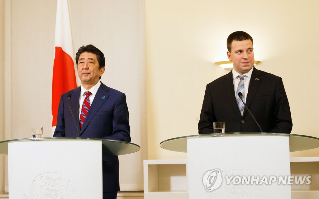 유럽 순방 나선 아베 "북한 핵무장 용인 못 해"