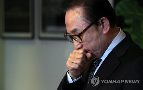 고개 숙인 이명박 전 대통령