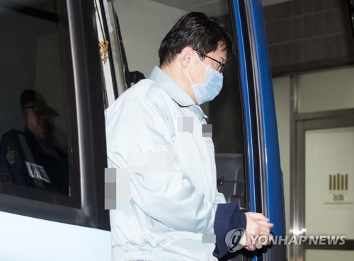 호송차에서 내리는 김진모 전 민정2비서관