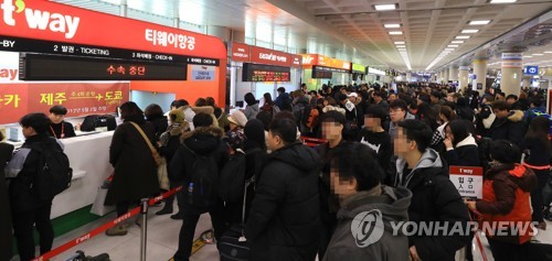 제주공항 폭설로 '수속 중단'