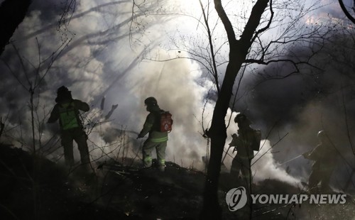 자욱한 연기 속 산불 진화