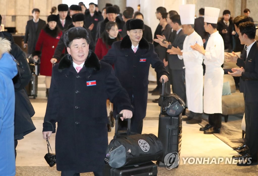 북한 태권도시범단이 지난 15일 오전 북한으로 귀환하기 위해 호텔을 떠나고 있는 모습 [연합뉴스 자료사진]