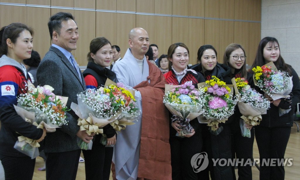 여자컬링 '팀 킴'과 김민정 감독(왼쪽 끝), 김경두 훈련원장(왼쪽 두 번째)