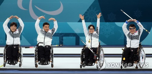 휠체어컬링 '이겼어요'