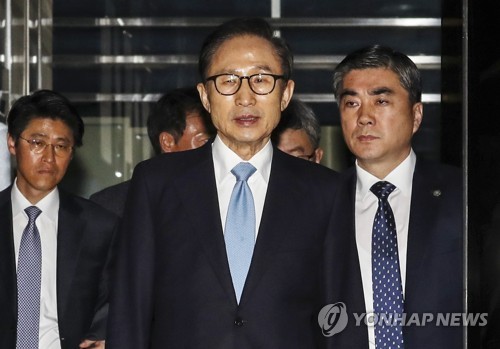 이명박 전 대통령, 21시간 피의자 조사 후 귀가
