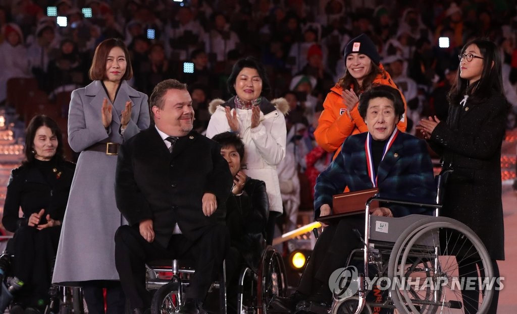 갈채 받는 황연대 여사