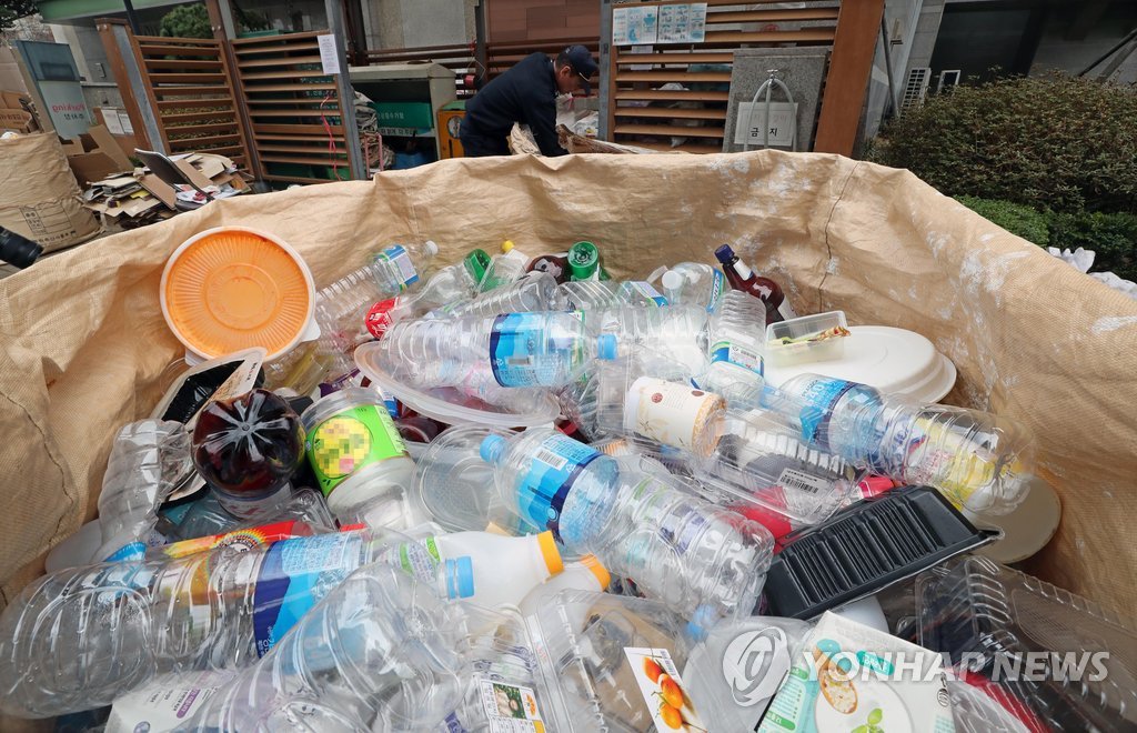 서울 용산구의 한 아파트 쓰레기수거장에 쌓여있는 페트병 [연합뉴스 자료사진]