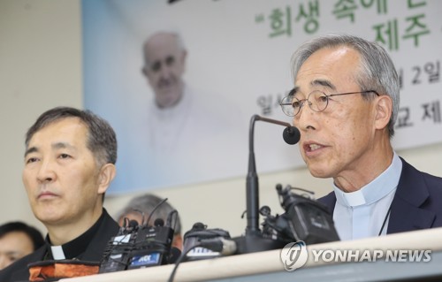 제주4·3희생자 추모에 관한 교황 메시지 전하는 강우일 주교(오른쪽)