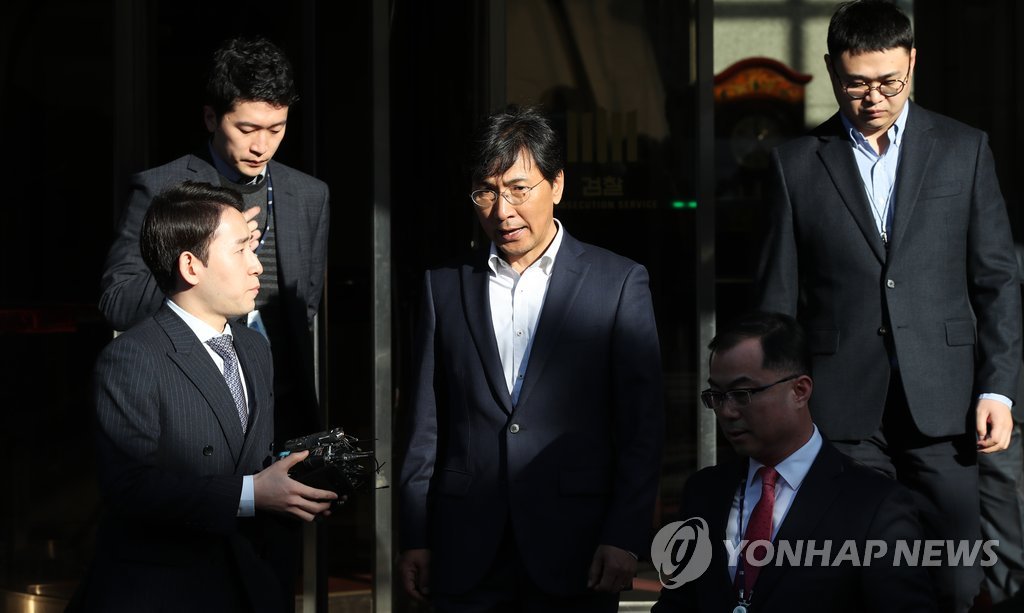 두 번째 영장심사 마치고 나오는 안희정