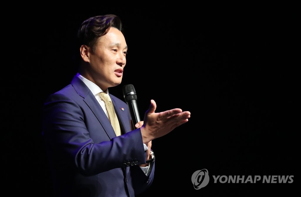 In this file photo from April 8, 2018, former South Korean baseball player Lee Seung-yuop speaks at the inauguration ceremony of his scholarship foundation in Daegu, 300 kilometers southeast of Seoul. (Yonhap)
