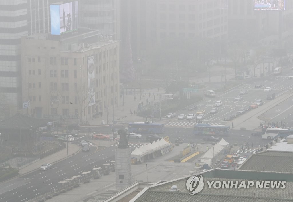 안개 낀 광화문 일대
