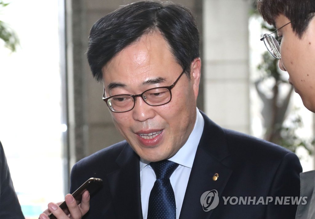 질문받는 김기식 원장