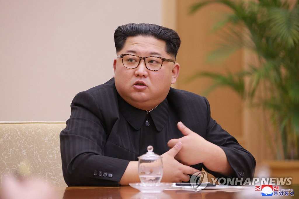조선노동당 정치국회의 주재하는 김정은