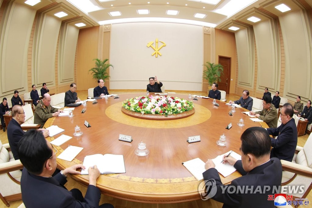 조선노동당 정치국회의 주재하는 김정은