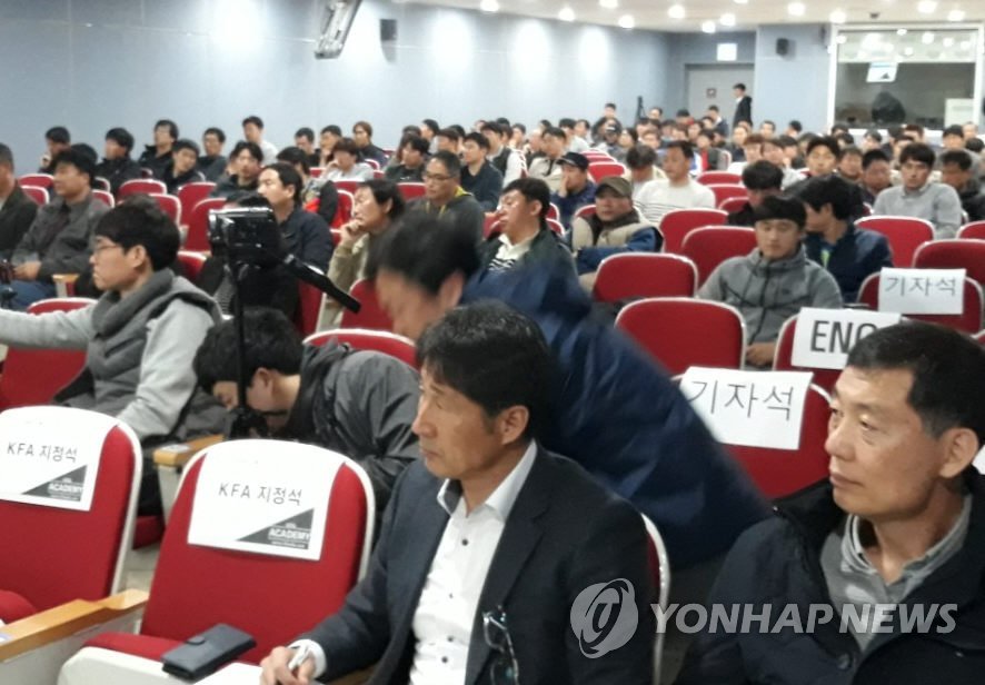 축구지도자에 쏠린 눈과 귀