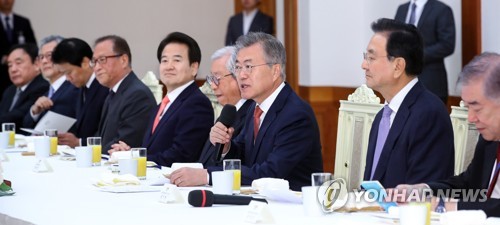 원로자문단과 얘기 나누는 문 대통령