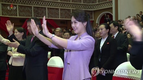 조선중앙TV, 리설주 중국예술단 공연 관람 영상 공개