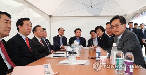 천막 농성장 찾아온 김동연 부총리