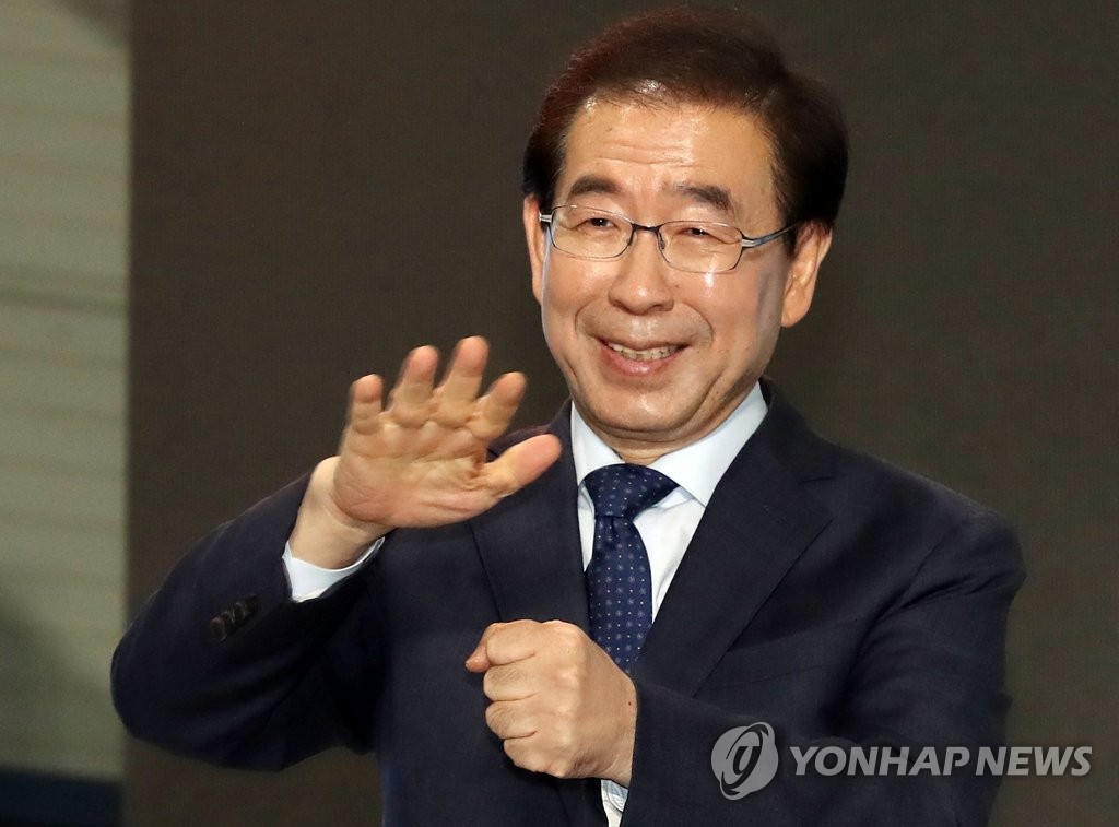 수화로 인사하는 박원순 서울시장