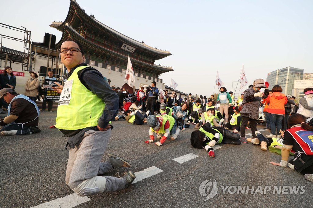장애인 '차별철폐' 오체투지 행진