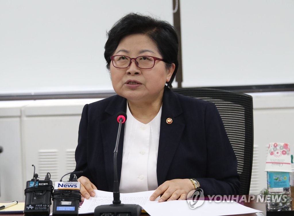 '미투' 간담회서 발언하는 정현백 장관