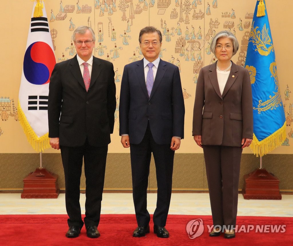 문 대통령, 주한 영국 대사 신임장 제정 뒤 기념촬영