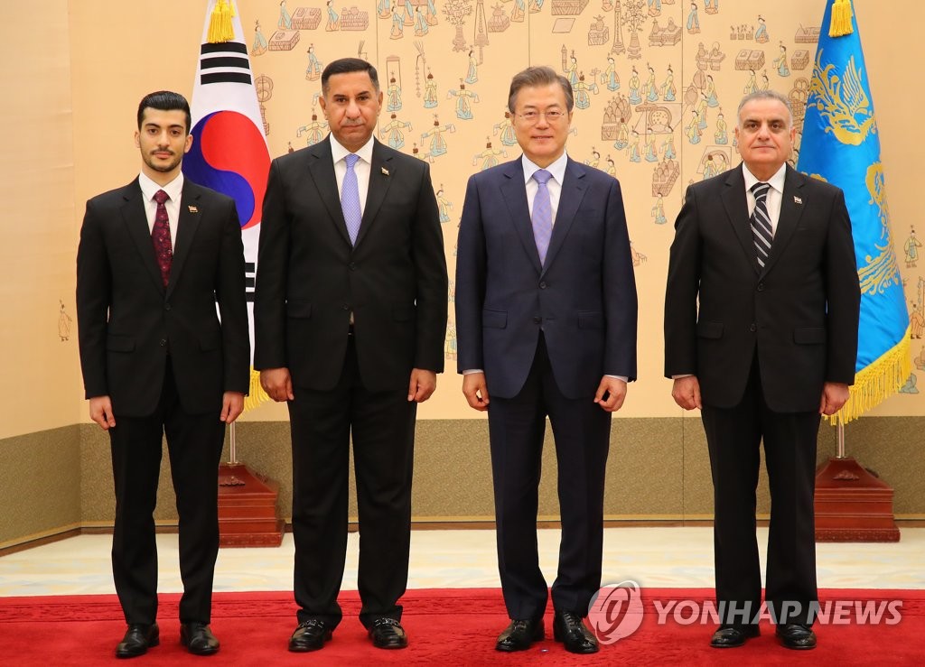 문 대통령, 주한 이라크 대사 신임장 제정 뒤 기념촬영
