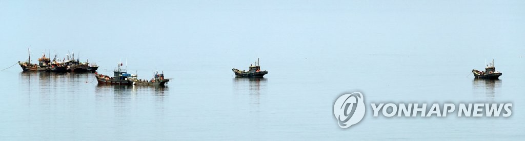 북방한계선 인근 중국 소속 추정 어선들