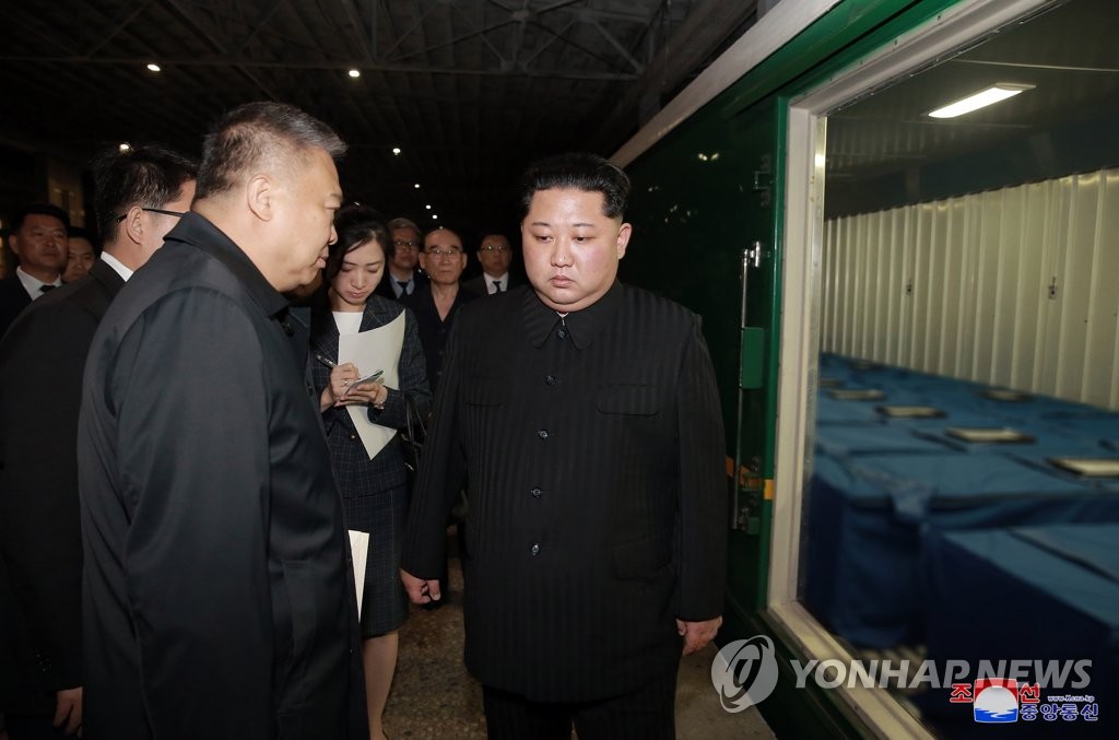 김정은, 중국 관광객 교통사고 사상자 후송열차 배웅